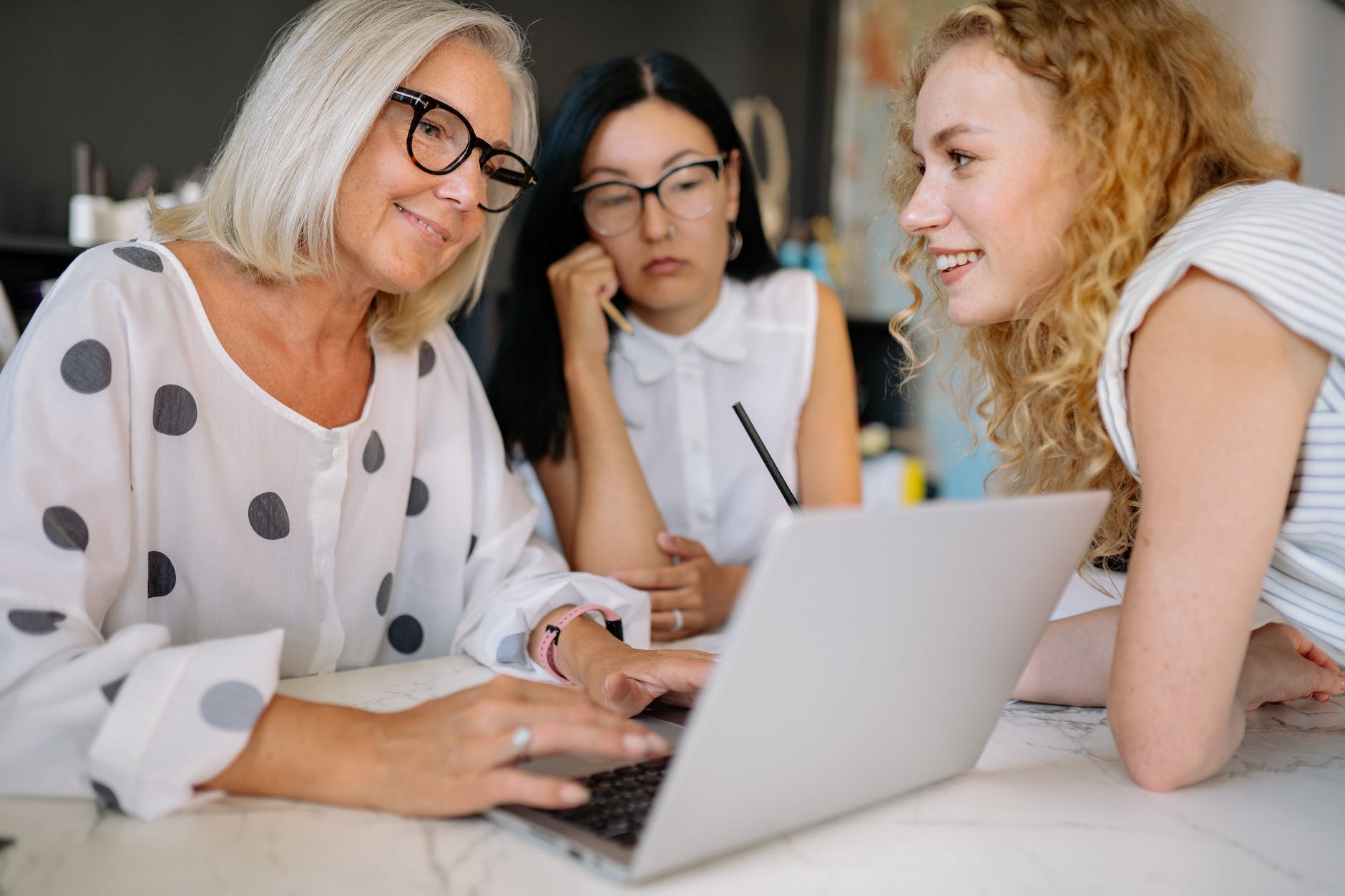 women working together